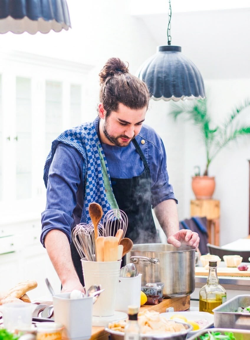 Ulrich Beier in der Küche beim Kochen