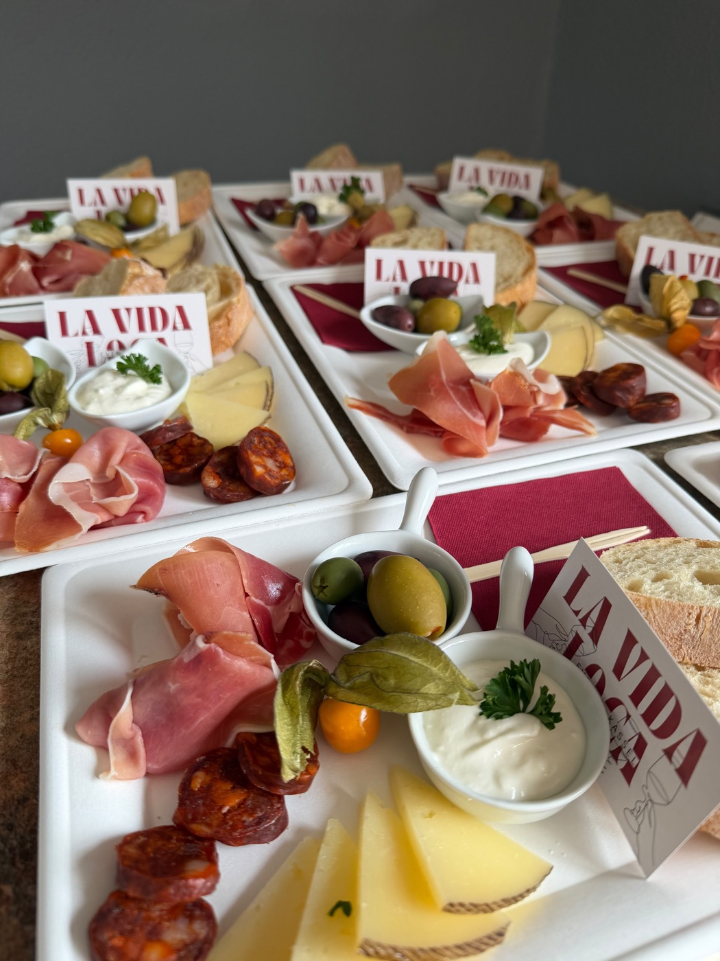 La-Vida-Loca-Antipasti-Platten mit Schinken, Käse und Oliven