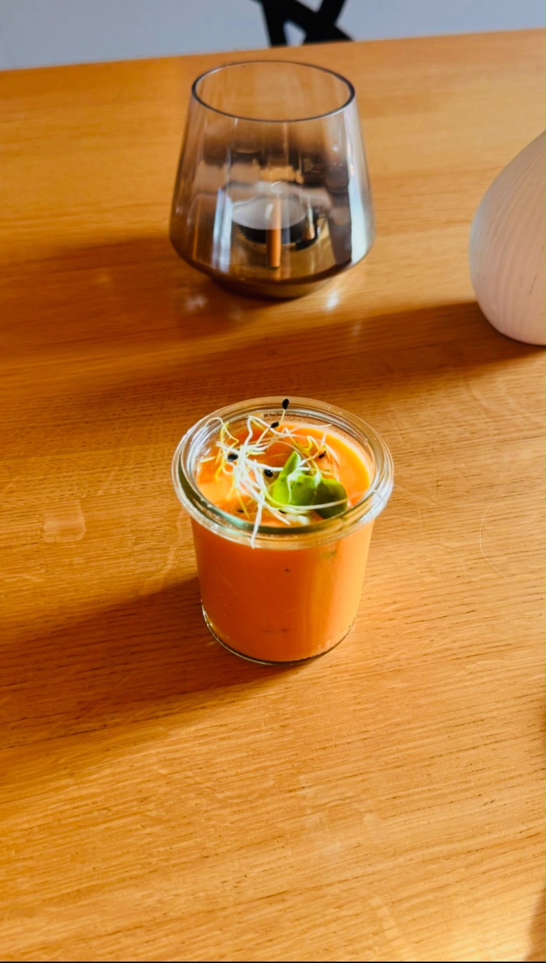 Gazpacho im Glas mit Sprossen und Kräuteröl
